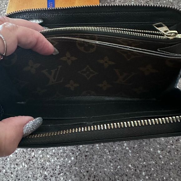 Louis Vuitton wallet - Picture 6 of 13